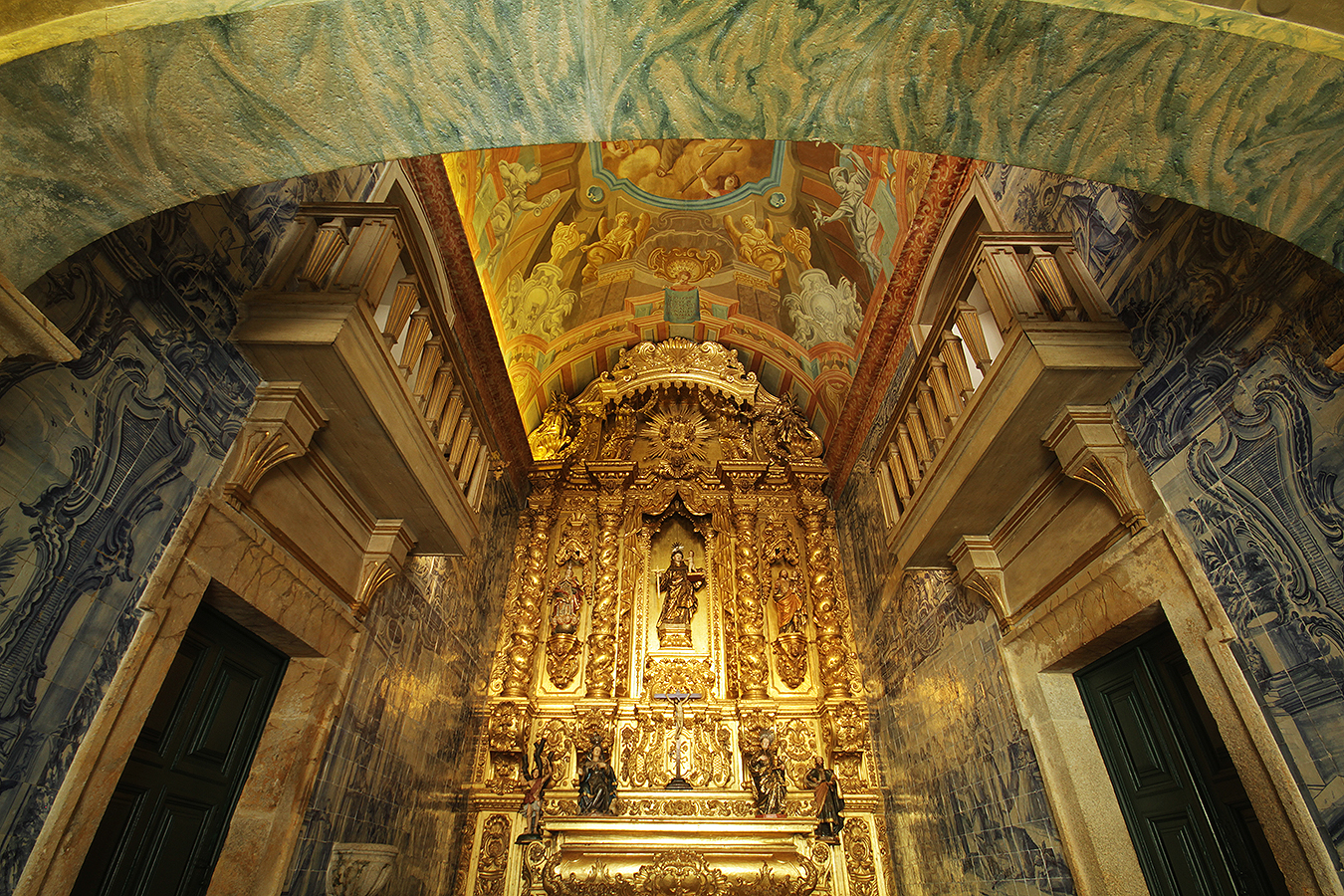 Madeira e ouro: a opulência da arte religiosa